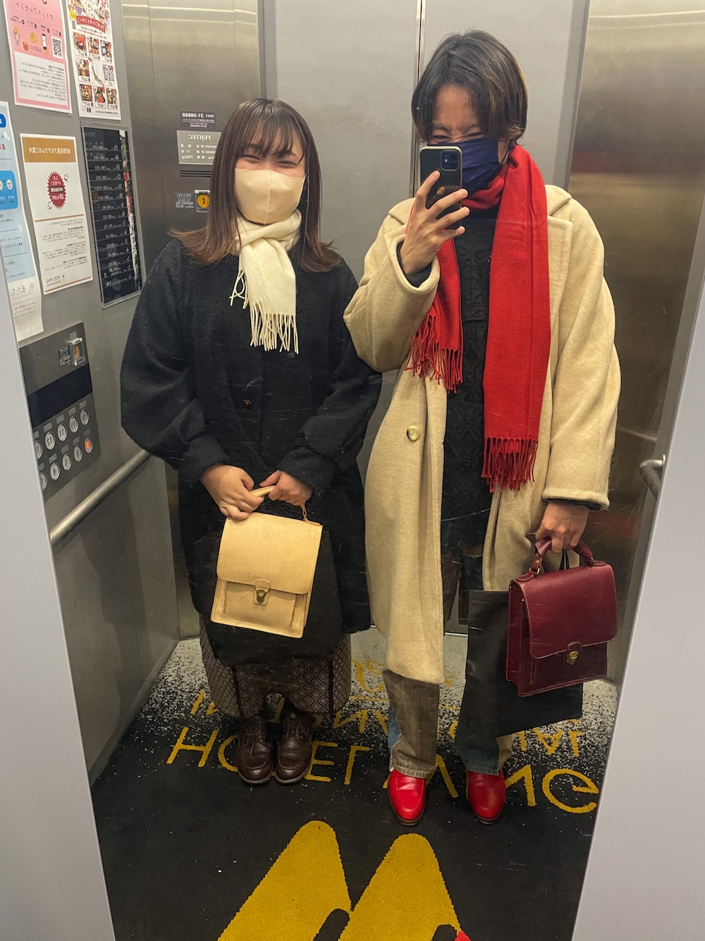 「服とコスメでなりたい自分に、冬のコーデ、コート、大人カジュアル、マフラー、差し色、ローファー、デニムパンツ、ニット」｜「WRAPINKNOTのアランセーター/ARAN SWEATER（ニット/セーター、ブラック系）」を使った、げんきさん（メンズ・173cm）の冬コーディネートの1枚目の写真