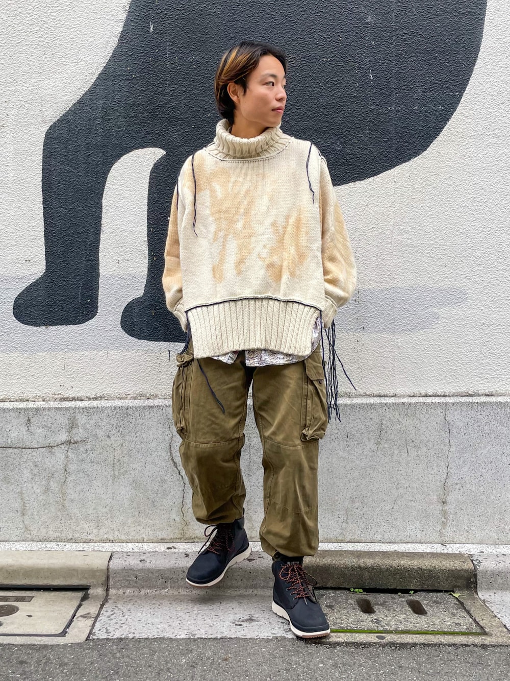 「ニット、オーバーサイズ、レイヤードスタイル、ハイネック、カーゴパンツ、ブーツ、ブーツイン、古着MIX」｜「KHOKIのアイテム（ニット/セーター、ホワイト系）」を使った、げんきさん（メンズ・173cm）の秋コーディネートの1枚目の写真
