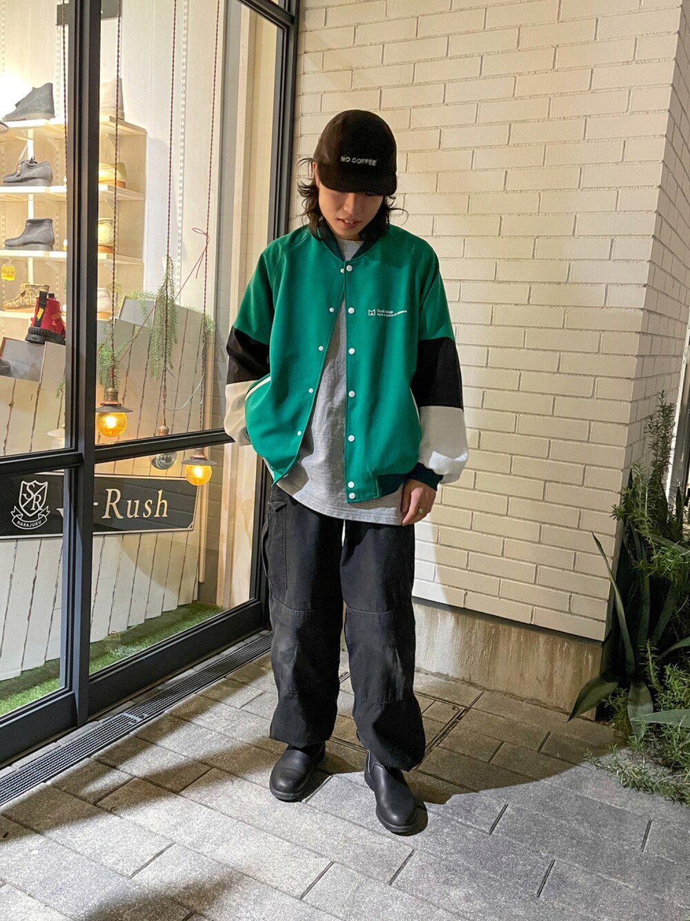 「秋のコーデ、ブルゾン、スタジャン、レイヤードスタイル、スウェット、カーゴパンツ、ミリタリー、ブーツ、ブーツイン、キャップ」｜「MAのアイテム（ブルゾン、グリーン系）」を使った、げんきさん（メンズ・173cm）の秋コーディネートの1枚目の写真
