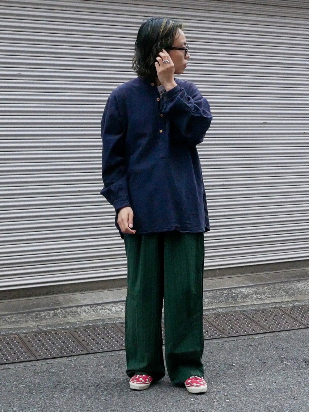 「FUDGEBOYのトラッドスタイル、大人カジュアル、グランパシャツ、古着、古着屋、vintage」｜「VINTAGEのアイテム（シャツ/ブラウス、ブラック系）」を使った、げんきさん（メンズ・173cm）の春コーディネートの1枚目の写真