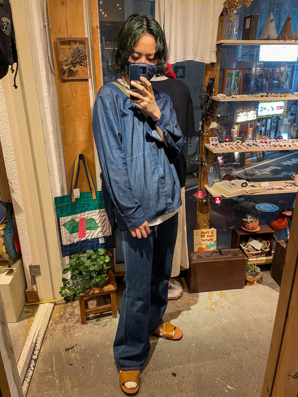 「デニムコーデ、レイヤードスタイル、フレアパンツ、サンダル、春夏コーデ」｜「Edwina Horlの【Edwina Horl】　no collar denim shirt（シャツ/ブラウス、ブルー系）」を使った、げんきさん（メンズ・173cm）の春コーディネートの1枚目の写真