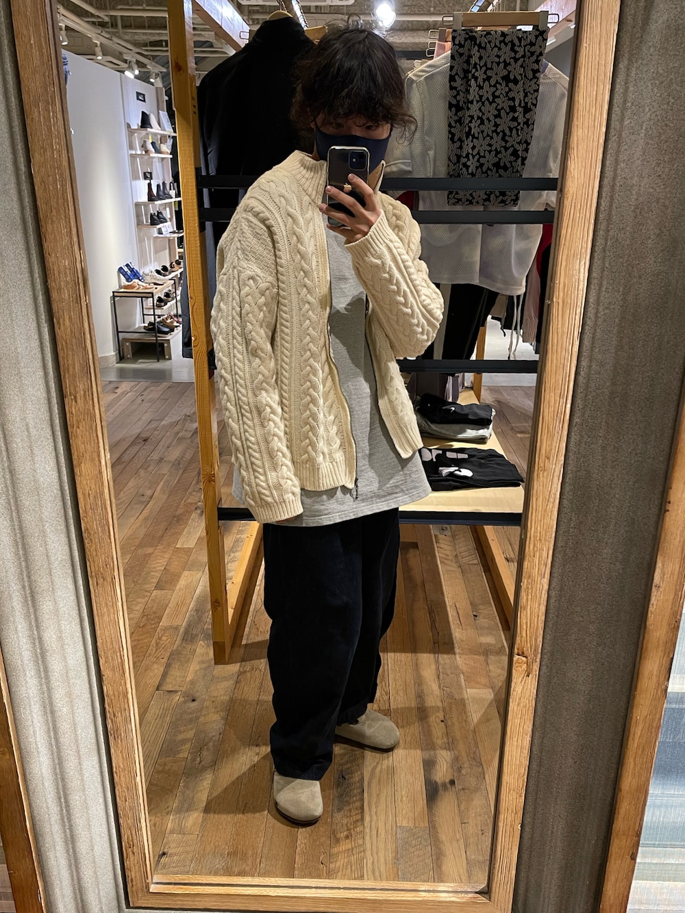 「私の推しブランド、今日のコーデ、フィッシャーマンニット、カーディガン、スウェット、レイヤードスタイル、vintage、デニム、ボストン、サンダル」｜「VINTAGEのアイテム（カーディガン/ボレロ、ホワイト系）」を使った、げんきさん（メンズ・173cm）の冬コーディネートの1枚目の写真