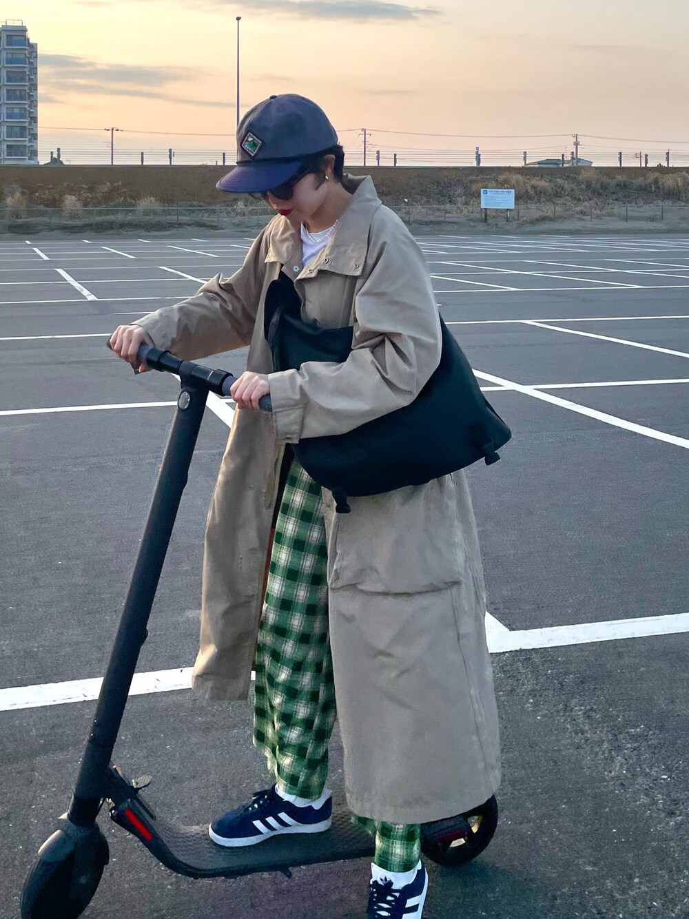 「きれいめカジュアル、ootd、チェックパンツ、キャップ、低身長コーデ、リラックススタイル、グリーン、ショルダーバッグ」｜「BEAMS BOYのmaturely / Military Memory Over Coat（ステンカラーコート、ベージュ系）」を使った、canonさん（レディース・158cm）の春コーディネートの1枚目の写真