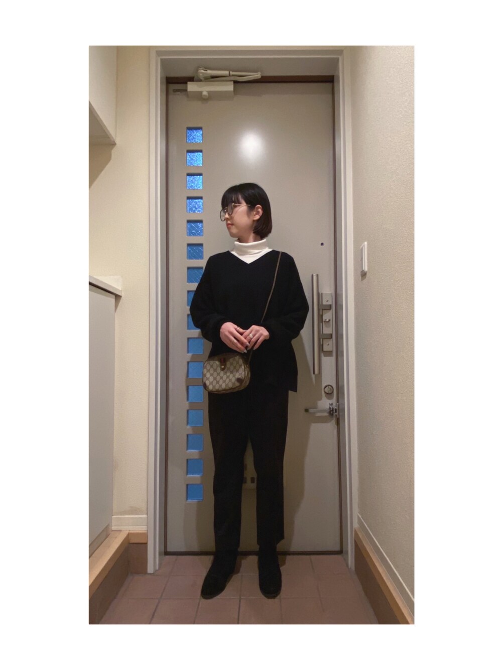 ホワイト系のTシャツ/カットソー、ブラック系のニット/セーター、ブラック系のその他パンツを着用したレディースの冬コーディネートの1枚目の写真