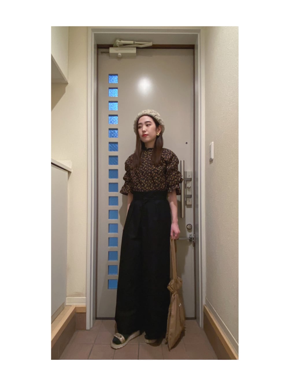 「秋コーデ、秋服、オトナカワイイ、着回しコーデ、靴下 × サンダル、骨格ウェーブ、初秋コーデ、花柄、パンツ、パンツスタイル、ベレー帽、帽子、ゆるコーデ、楽チンコーデ、ワイドパンツ」｜「？のアイテム（ハンチング/ベレー帽、ベージュ系）」を使った、Yum.iさん（レディース・160cm）の秋コーディネートの1枚目の写真