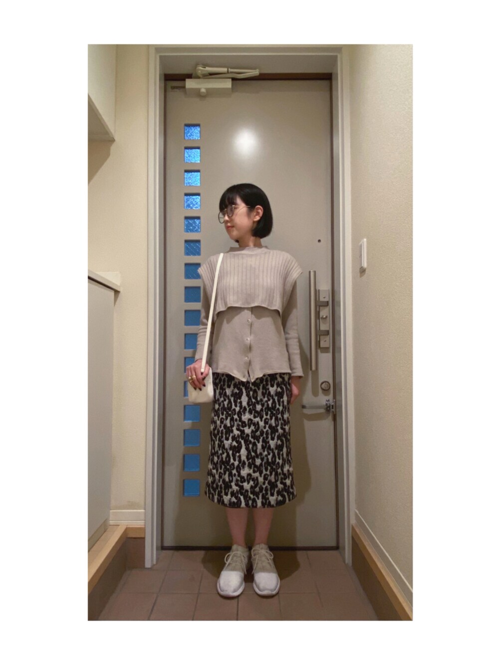 「秋コーデ、秋のコーデ、秋服準備はじめました、大人コーデ、着回しコーデ、休日コーデ、休日スタイル、きれいめカジュアル、スカート、スニーカー、タイトスカート、ニットベスト、プチプラ、レイヤードスタイル、レオパード」｜「Adam et Rope' Le Magasinのリム巻きPCメガネ（メガネ、ブラック系）」を使った、Yum.iさん（レディース・160cm）の秋コーディネートの1枚目の写真