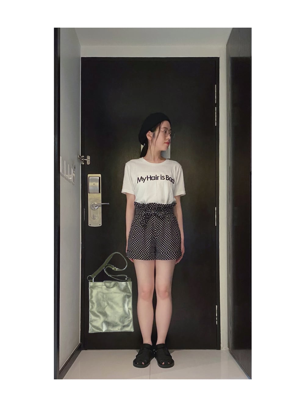 「Tシャツ、カジュアル、休日コーデ、グルカサンダル、サンダルコーデ、初秋コーデ、ショートパンツ、ドット、夏コーデ、ベレー帽、ベレー帽×メガネ、モノトーン、モノトーンコーデ、ラクチンコーデ、ロゴT」｜「ANEMONEのクラフト調メタルポニーフック[チェーン]（ヘアゴム、シルバー系）」を使った、Yum.iさん（レディース・160cm）の夏コーディネートの1枚目の写真