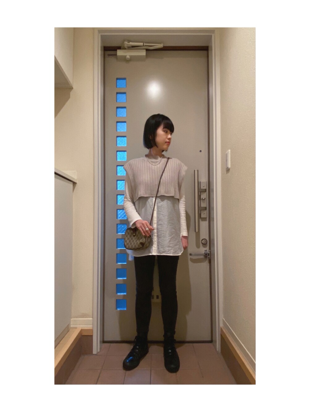 「converse、ootd、秋コーデ、秋のコーデ、大人カジュアル、着回し抜群、休日コーデ、シャツスタイル、シンプルコーデ、スキニーパンツ、ハイカットスニーカー、パンツスタイル、ベスト、ラクチンコーデ、レイヤード」｜「koeのSETショートニットベスト&カーディガン〇（ニット/セーター、ベージュ系）」を使った、Yum.iさん（レディース・160cm）の秋コーディネートの1枚目の写真