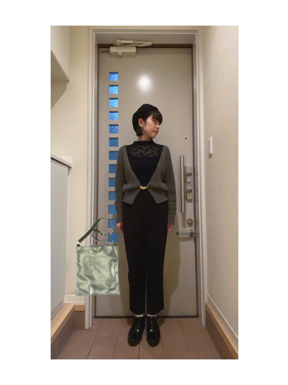 「秋コーデ、秋服、秋服準備はじめました、秋冬コーデ、オトナカジュアル、きれいめカジュアル、シンプル、だから秋服が好き、テーパードパンツ、ニットカーディガン、ハイネック、パンツスタイル、ブラック、ベレー帽、レイヤードスタイル」｜「UNIQLOのアイテム（ハンチング/ベレー帽、ブラック系）」を使った、Yum.iさん（レディース・160cm）の秋コーディネートの1枚目の写真