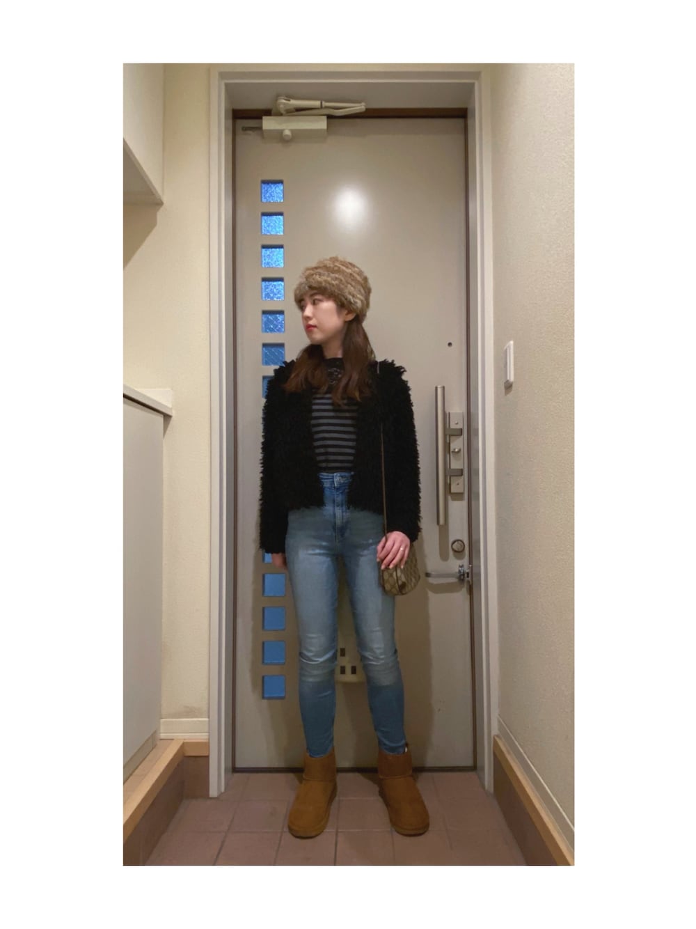 「秋、秋コーデ、秋冬コーデ、おでかけコーデ、カーディガン、着回しコーデ、骨格ウェーブ、スキニーデニム、デニムコーデ、デート、ビーニー、フェイクファー、ブーツスタイル、ボーダー、ムートンブーツ」｜「LAGUNAMOONのﾌﾗｯﾌｨｰﾞｶｰﾃﾞｨｶﾞﾝ（カーディガン/ボレロ、ブラック系）」を使った、Yum.iさん（レディース・160cm）の秋コーディネートの1枚目の写真