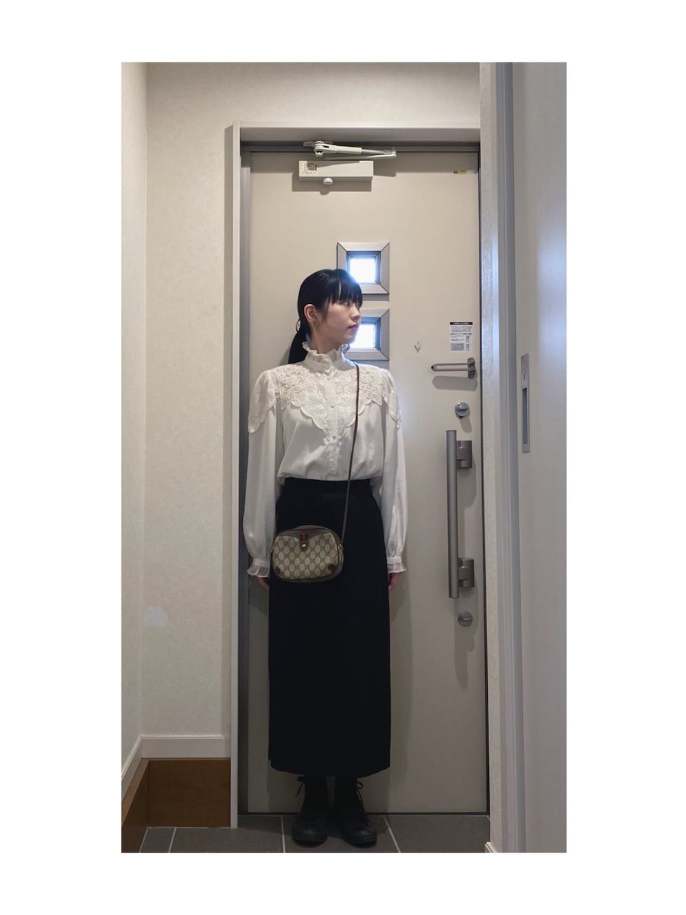 「ootd、秋冬コーデ、オトナカワイイ、大人コーデ、オトナ女子、大人女子、きれいめコーディネート、クリスマスコーデ、スカートコーデ、スカートスタイル、スニーカー、スニーカーコーデ、フェミニン、フリル、レディースファッション」｜「Adam et Rope' Le Magasinのリングヘアピン（バレッタ/ヘアクリップ、ゴールド系）」を使った、Yum.iさん（レディース・160cm）の冬コーディネートの1枚目の写真
