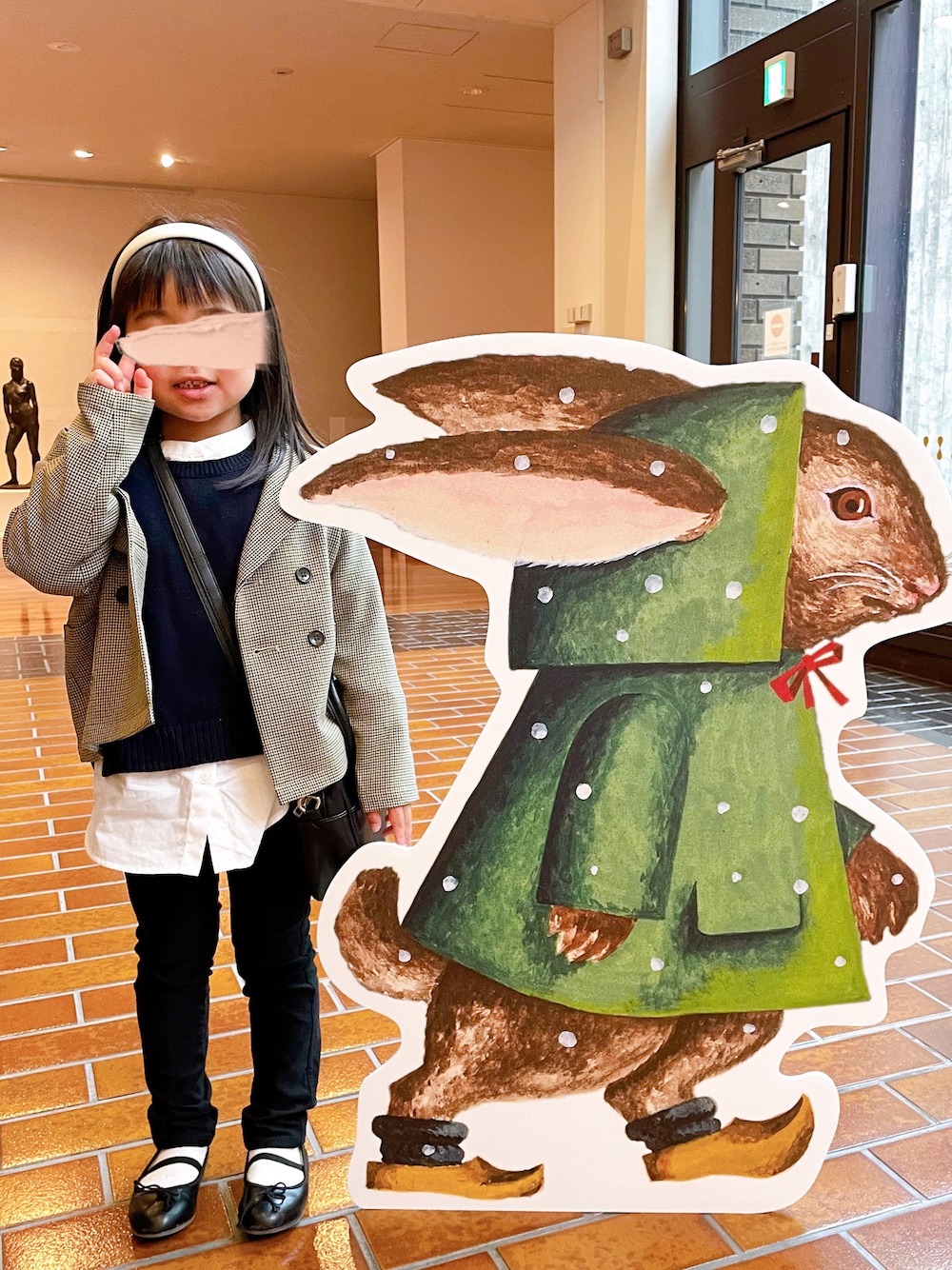 「休日スタイル、ごきげんウィーク、キッズファッション、カラーパンツ、おんなのこ、カチューシャ、ベスト、ベスト×シャツ、ジャケット、ボストンバッグ、きれいめカジュアル」｜「LOWRYS FARMのラナテックキノウセーラージャケット　949128（テーラードジャケット、ベージュ系）」を使った、ゆっちんさん（キッズ・110cm）の春コーディネートの1枚目の写真