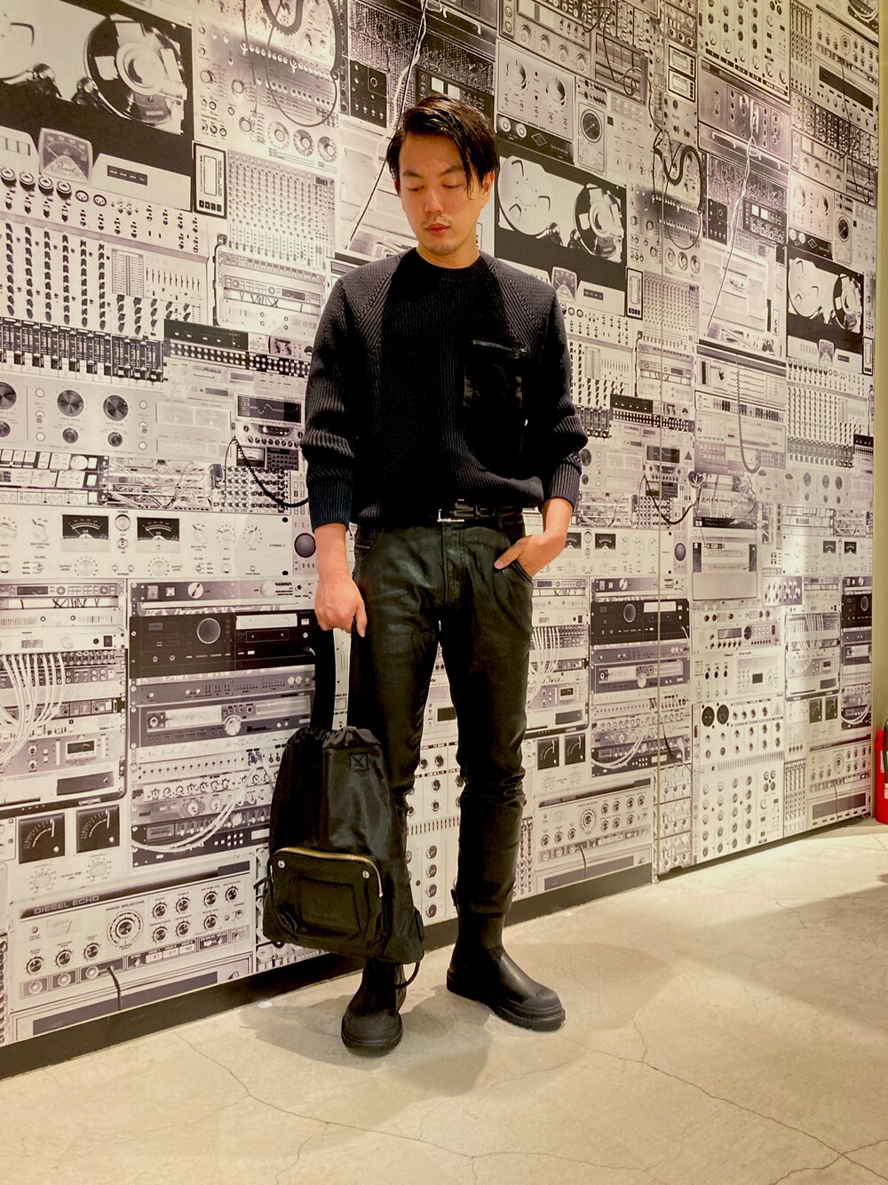 「Diesel、秋、オールブラック、モノトーン、モード、キレイめ、きれいめカジュアル、ビックシルエット、厚底シューズ」｜「DIESELのアイテム（スウェット、ブラック系）」を使った、Üさん（メンズ・180cm）の秋コーディネートの1枚目の写真