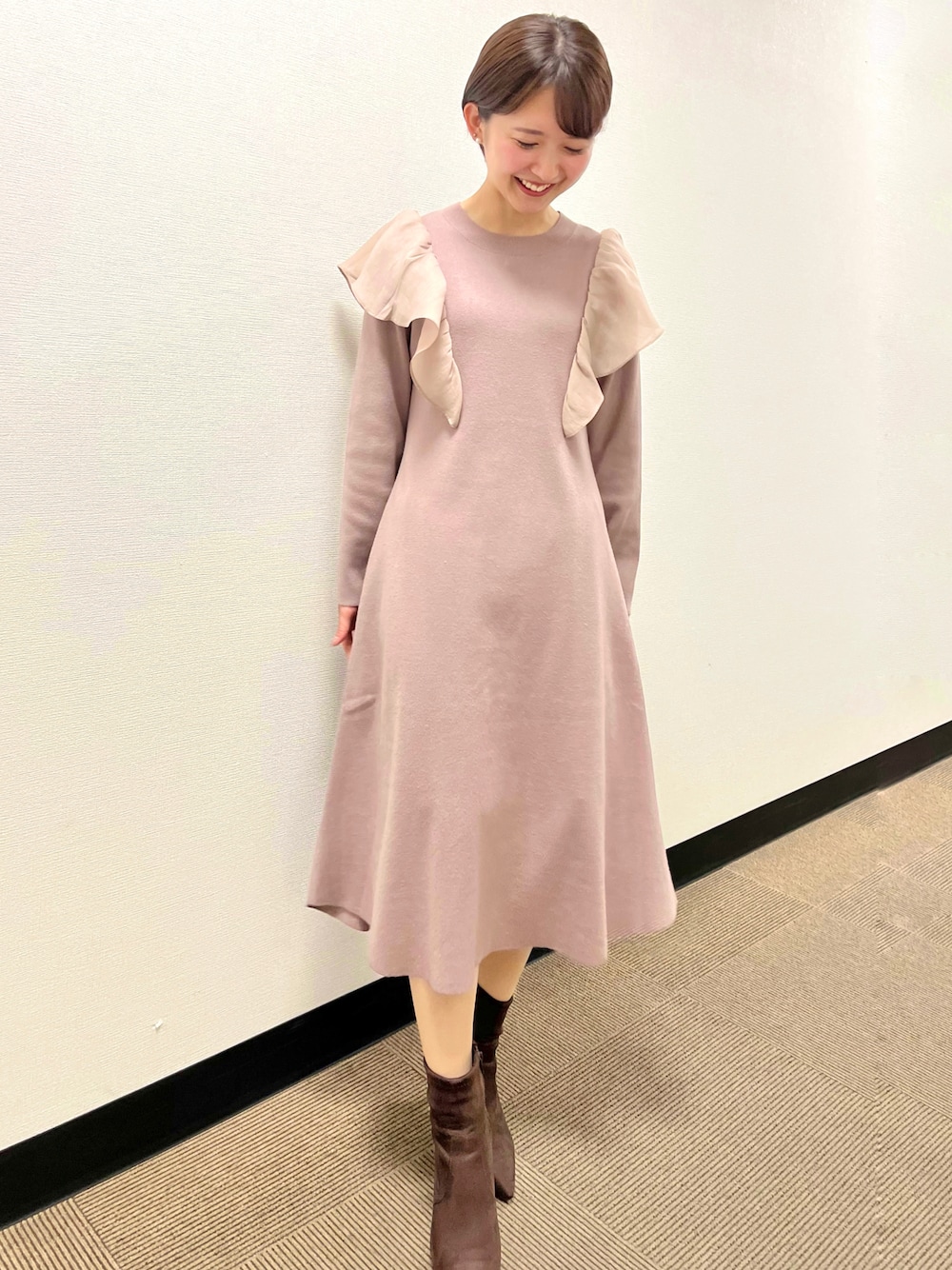 「気象予報士、仕事着、私服、ニットワンピース、ワンピース、フリル、ブーツ」｜「PROPORTION BODY DRESSINGのアイテム（ワンピース、ピンク系）」を使った、関まどか(気象予報士)さん（レディース・151cm）の秋コーディネートの1枚目の写真