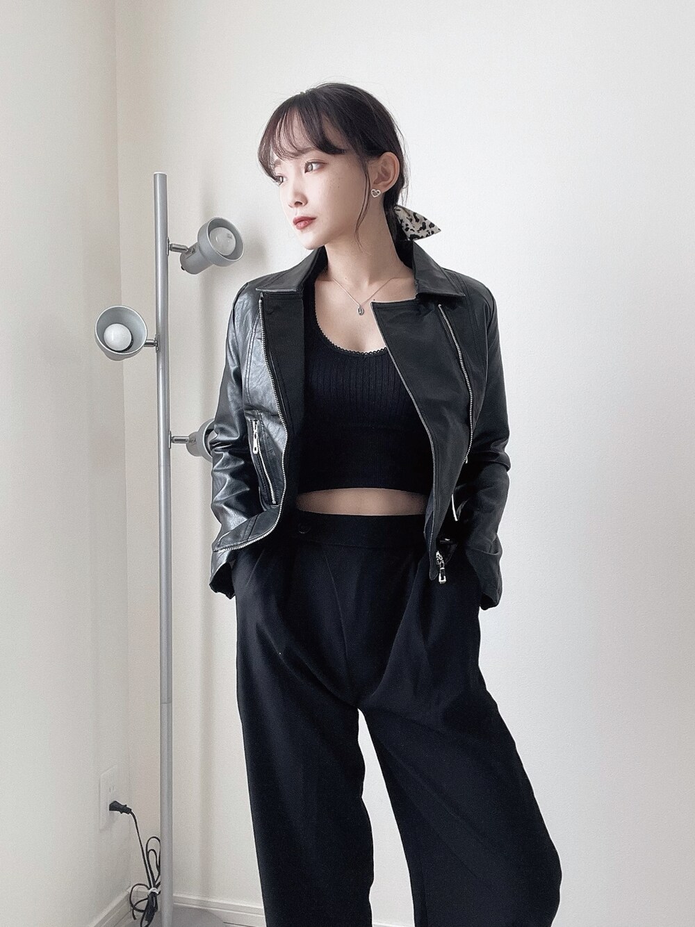 「オトナカジュアル、ライダース、冬コーデ、オトナ女子、ブラックコーデ、ハイウエストパンツ、スラックス、モノトーン」｜「PPee.のアイテム（ライダースジャケット、ブラック系）」を使った、Karinさん（レディース・159cm）の秋コーディネートの1枚目の写真