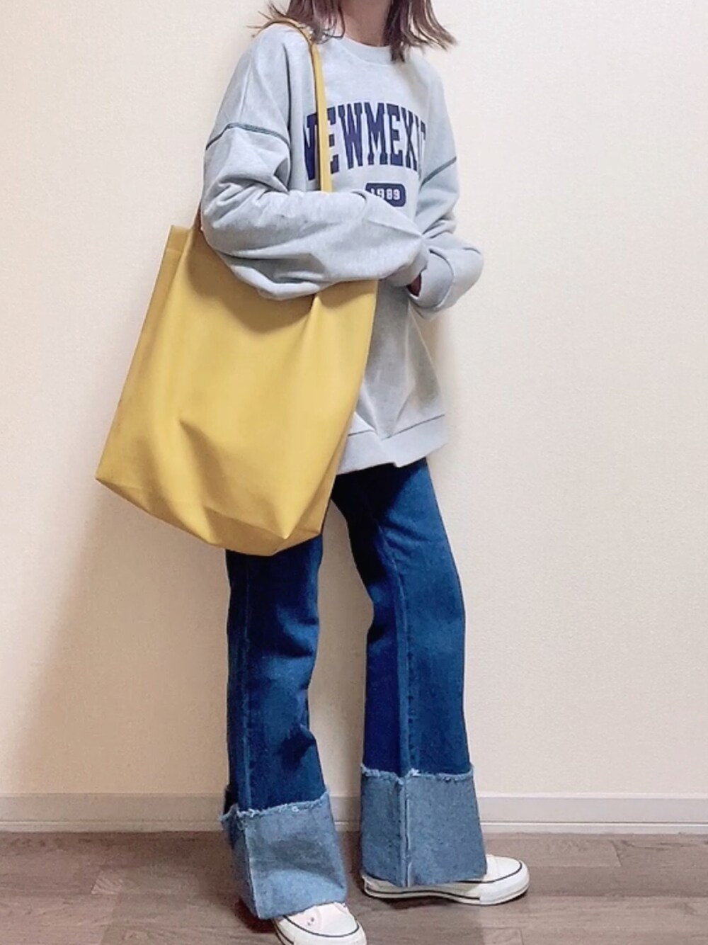 「春のおしゃ見えテクニック、ロゴスウェット、春コーデ、春、プチプラ、トートバッグ、イエロー、春服みてみて、デニム、ロールアップデニム、コンバース、スニーカー、カジュアル、ゆるコーデ、休日スタイル」｜「VENCEEXCHANGEのｳﾗｹｶﾚｯｼﾞﾛｺﾞPO／ﾐﾆ裏毛／ﾌﾟﾙｵｰﾊﾞｰ／配色ｽﾃｯﾁ／ﾌﾛﾝﾄﾛｺﾞPO（スウェット、グレー系）」を使った、maiさん（レディース・153cm）の春コーディネートの1枚目の写真