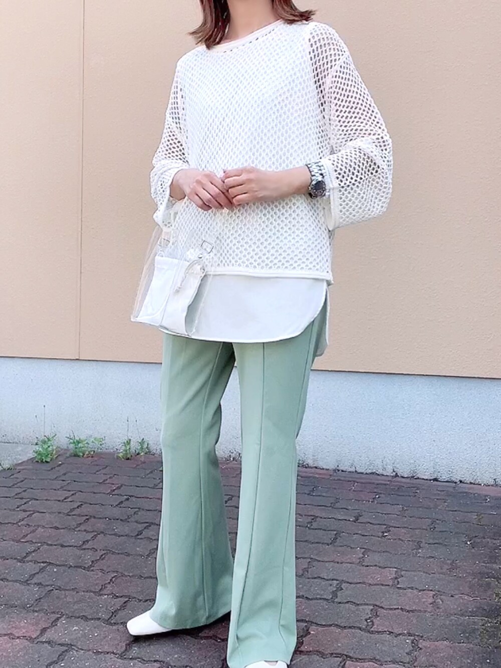 「休日スタイル、フレアパンツ、グリーン、メッシュニット、クリアバッグ、カラーパンツ、GU、きれいめカジュアル、レイヤードスタイル、大人カジュアル」｜「GeeRAの2022 SS メッシュショートニット（ニット/セーター、ホワイト系）」を使った、maiさん（レディース・153cm）の春コーディネートの1枚目の写真