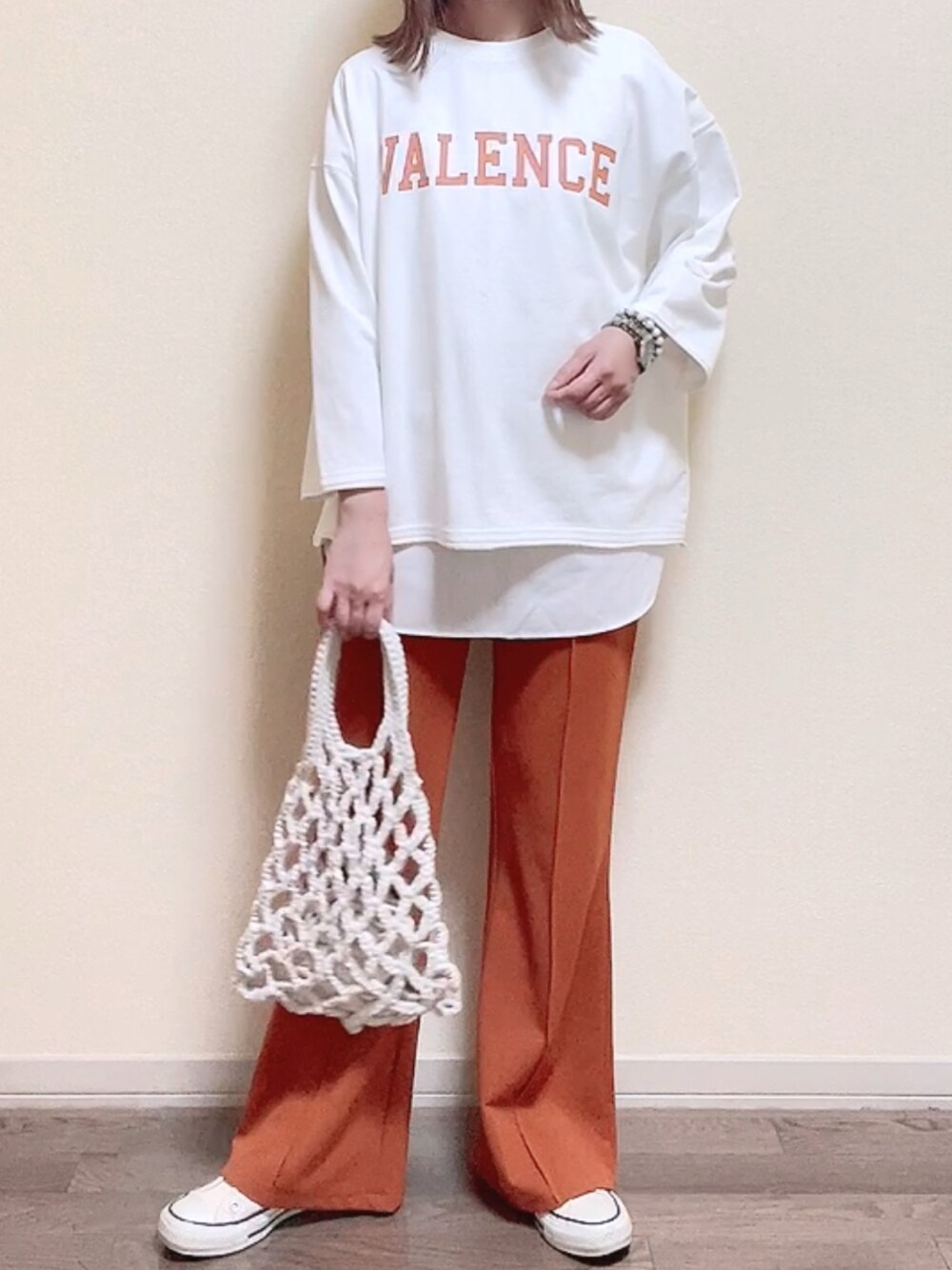 「春、春色、春コーデ、休日スタイル、オレンジ、カラーパンツ、コンバース、スニーカー、ロゴスウェット、プチプラ、大人カジュアル、カジュアル、レイヤードスタイル、レイヤード、ゆるコーデ」｜「LOWRYS FARMのミニウラケロゴショート８Ｓ　268531（スウェット、ホワイト系）」を使った、maiさん（レディース・153cm）の春コーディネートの1枚目の写真