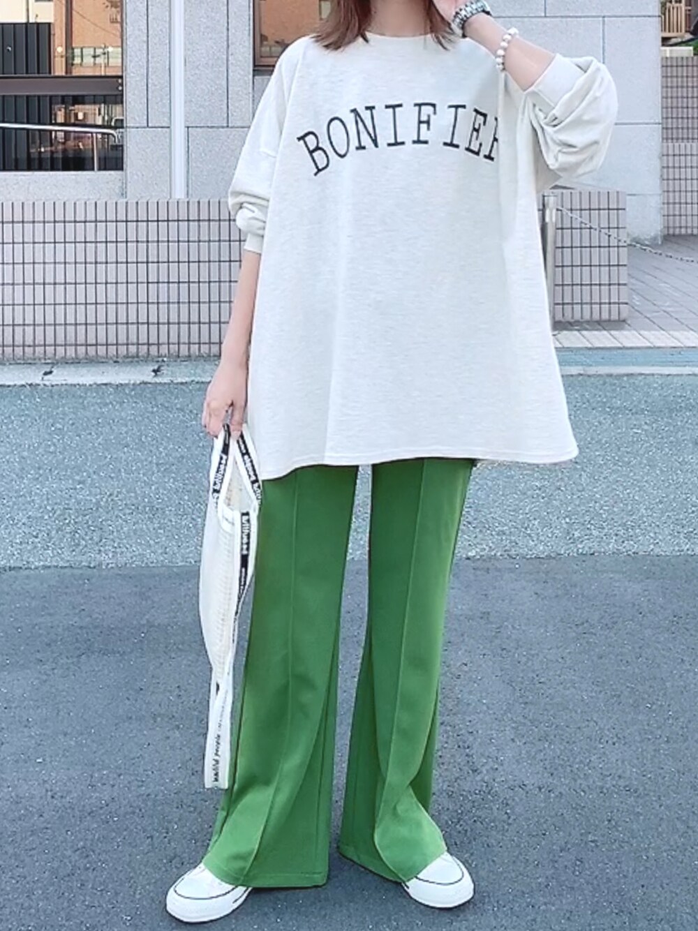 「シンプルコーデ、プチプラ、ロゴスウェット、ビッグシルエット、休日スタイル、スニーカー、コンバース、カジュアル、大人カジュアル、グリーン、カラーパンツ、ゆるコーデ、低身長、春、楽チンコーデ」｜「recaのビッグシルエットロゴプルオーバー（スウェット、ベージュ系）」を使った、maiさん（レディース・153cm）の春コーディネートの1枚目の写真