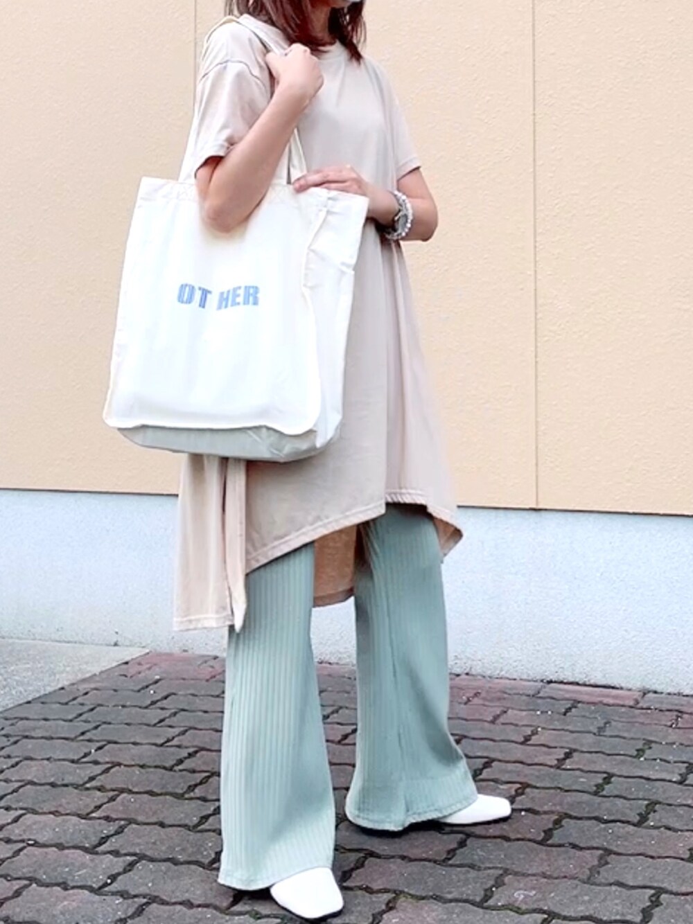 「スクエアトゥ、ビッグシルエット、リブパンツ、グリーン、ベージュ、プチプラ、大人カジュアル、ゆるコーデ、トートバッグ、低身長」｜「KOBE LETTUCEのサイドスリットチュニックTシャツ（チュニック、ベージュ系）」を使った、maiさん（レディース・153cm）の夏コーディネートの1枚目の写真