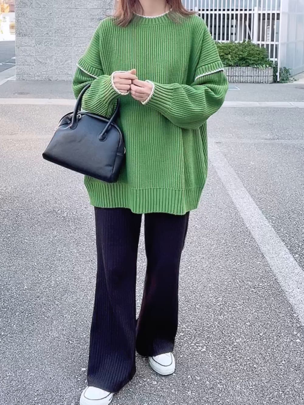 グリーン系のニット/セーター、ブラック系のショルダーバッグ、ブラック系のその他パンツを着用したレディースの秋コーディネートの1枚目の写真