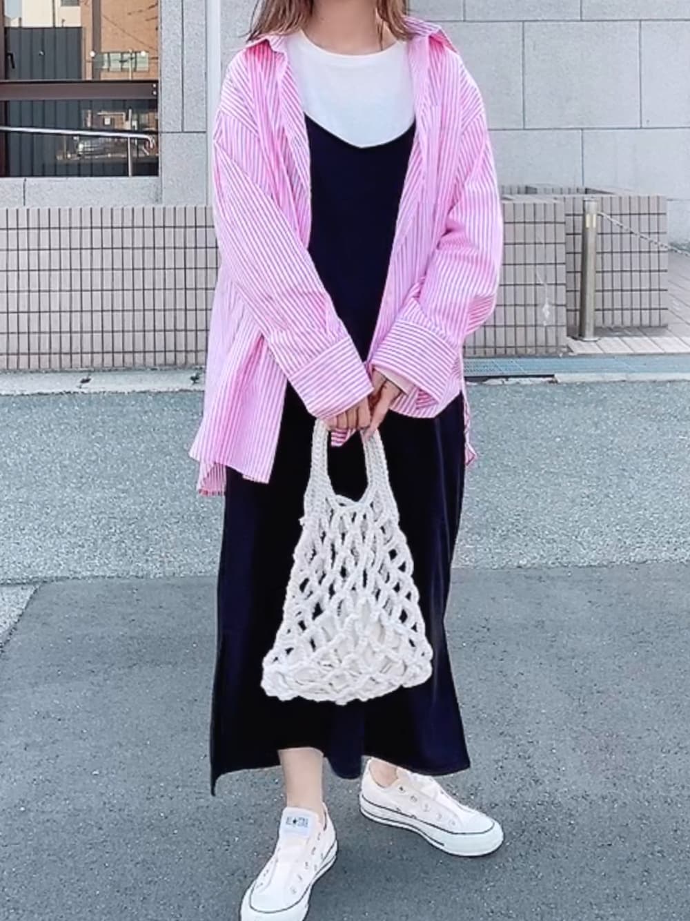 「シャツスタイル、コンバース、ピンク、レイヤードスタイル、シンプルコーデ、ストライプシャツ、キャミワンピ、メッシュバッグ、スニーカー、ワンピース、シャツ、プチプラ、大人カジュアル」｜「tiptopのストライプ/ギンガムビッグシャツ（シャツ/ブラウス、ピンク系）」を使った、maiさん（レディース・153cm）の春コーディネートの1枚目の写真