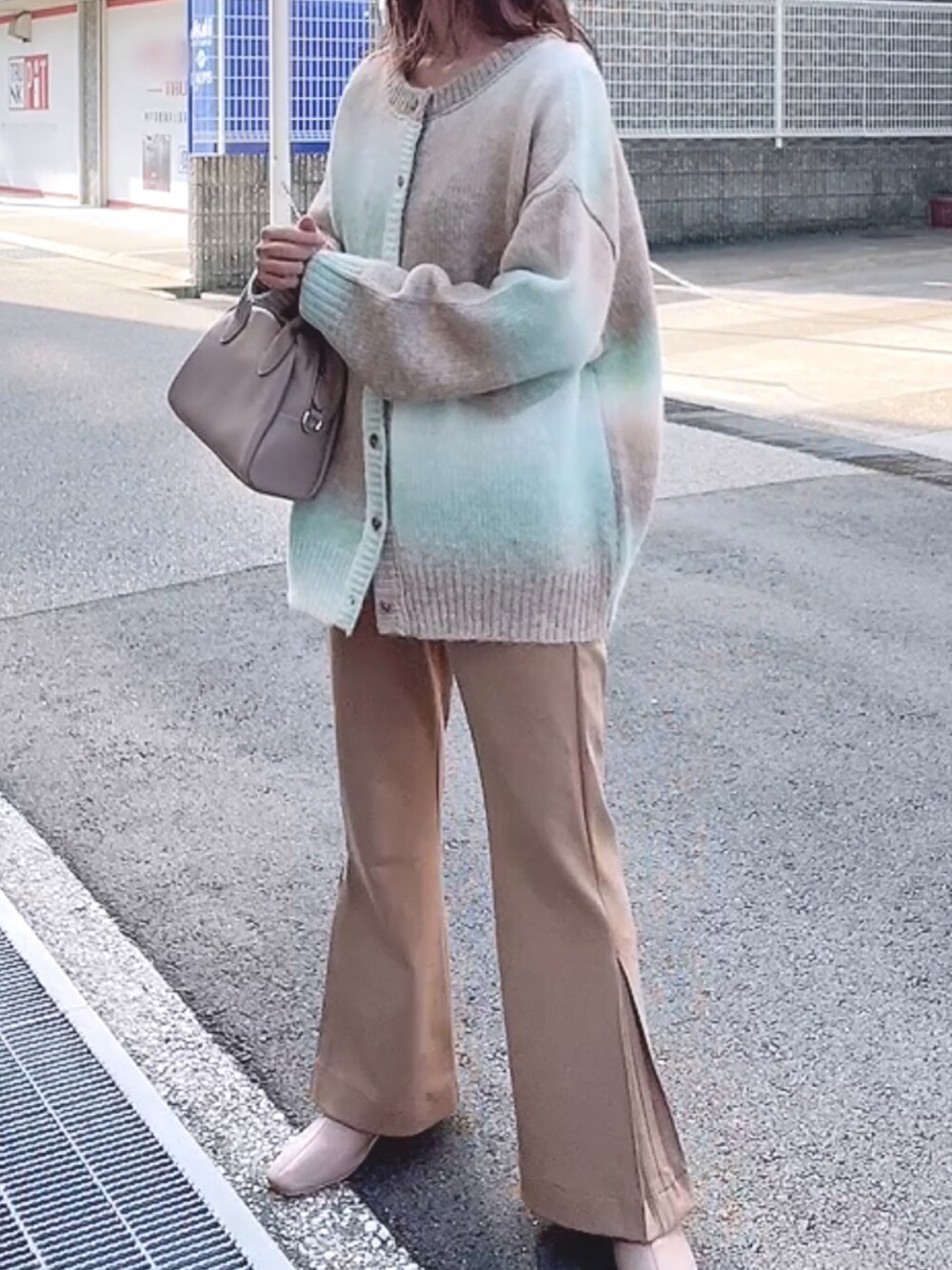 グリーン系のカーディガン/ボレロ、ベージュ系のボストンバッグ、ベージュ系のその他パンツを着用したレディースの秋コーディネートの1枚目の写真