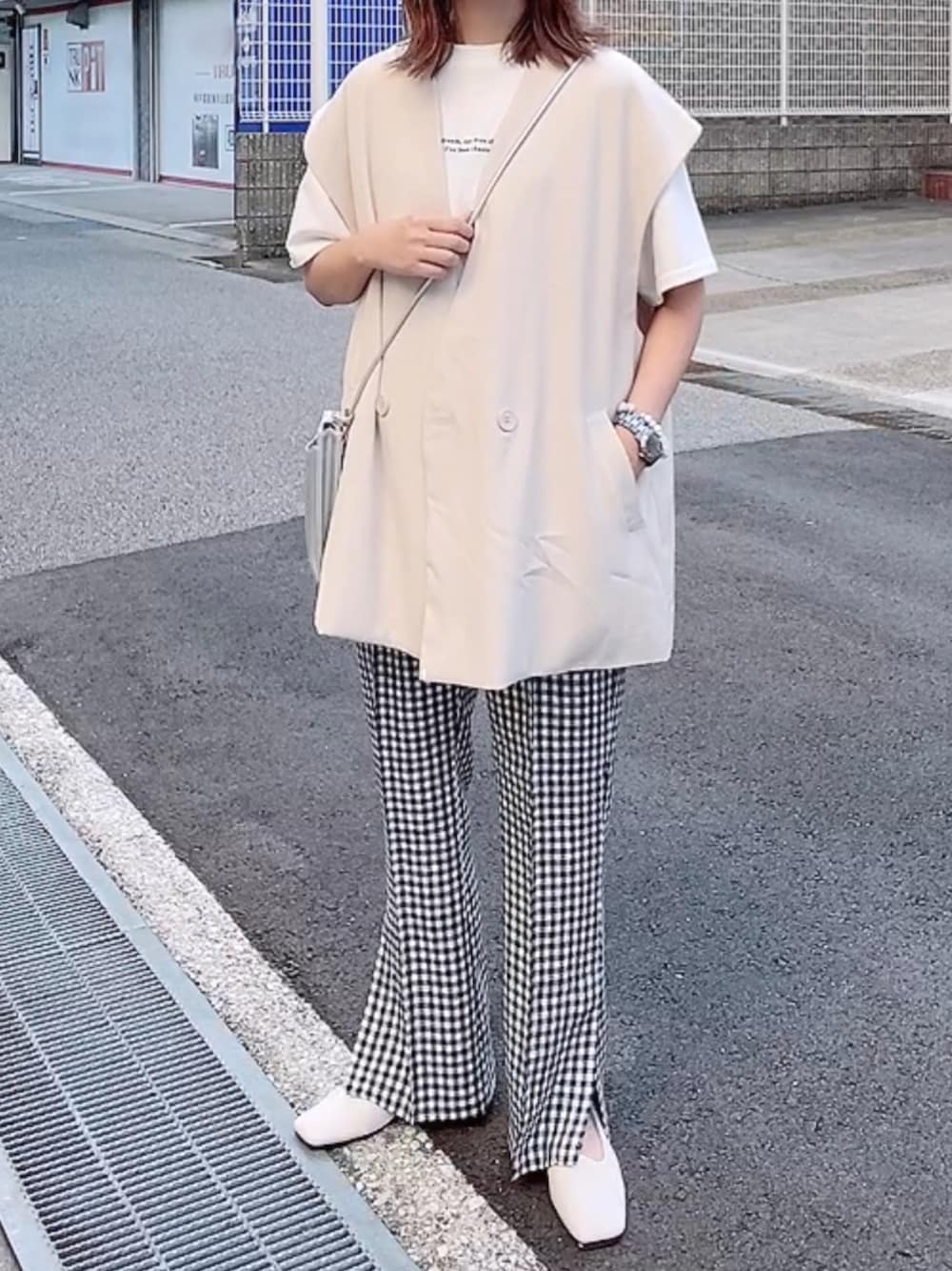 「スクエアトゥ、夏コーデ、ワントーンコーデ、プチプラ、ジレ、ベスト、チェックパンツ、ギンガムチェック、大人カジュアル、モノトーン」｜「ECRIREの【TOMOコラボ】ノーカラージレベスト（ベスト、グレー系）」を使った、maiさん（レディース・153cm）の夏コーディネートの1枚目の写真