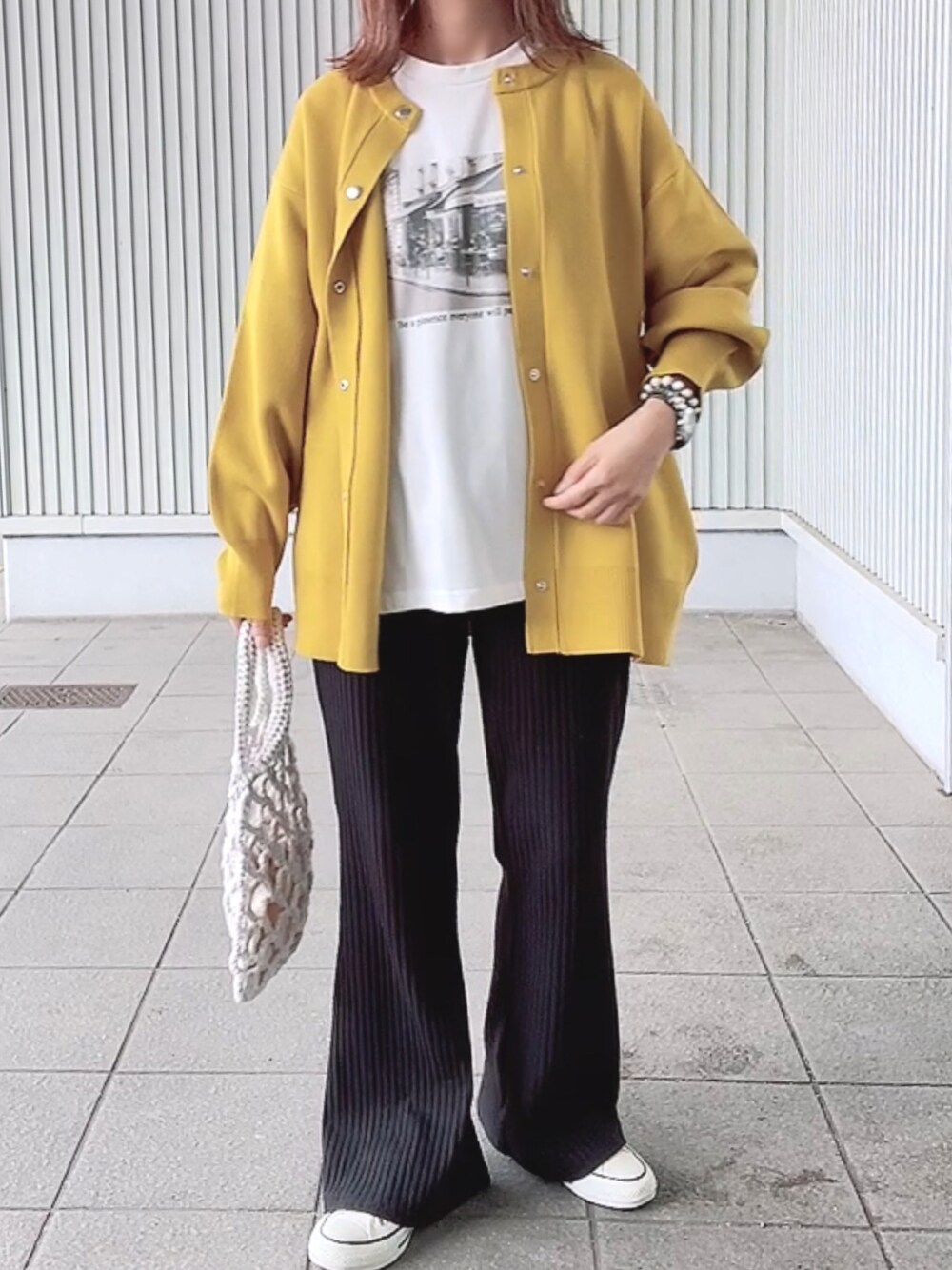 「スニーカー、コンバース、ハンドバッグ、ビタミンカラー、春夏コーデ、カーディガン、イエロー、GU、フォトT、大人カジュアル、プチプラ、ゆるコーデ、メッシュバッグ、ミニバッグ」｜「GUのアイテム（カーディガン/ボレロ、イエロー系）」を使った、maiさん（レディース・153cm）の春コーディネートの1枚目の写真