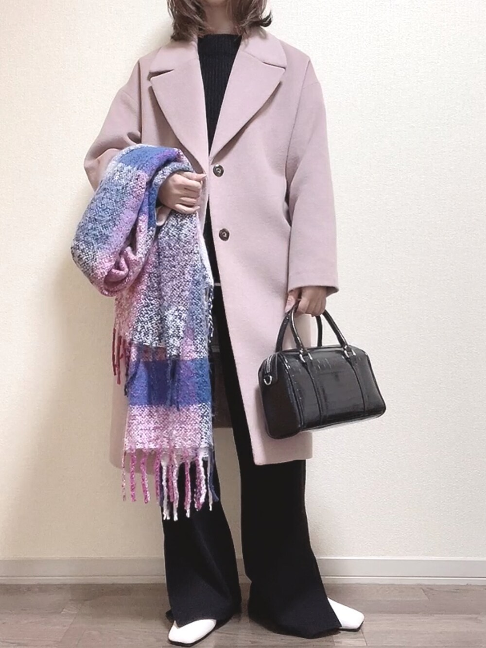 「クリスマスに着たい服、チェック柄に恋してる、マフラーぐるぐる、ピンク、チェスターコート、GU、プチプラ、休日スタイル、オトナカジュアル、きれいめカジュアル」｜「GUのアイテム（チェスターコート、ピンク系）」を使った、maiさん（レディース・153cm）の冬コーディネートの1枚目の写真