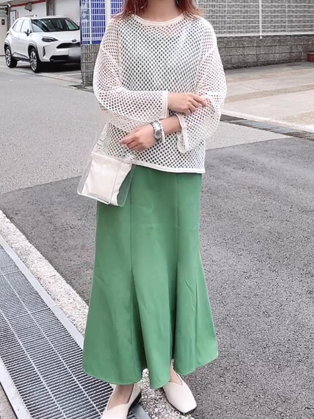 「きれいめカジュアル、マーメイドスカート、透かし編みニット、韓国ファッション、グリーン、クリアバッグ、大人カジュアル、休日スタイル、プチプラ、スクエアトゥ」｜「GeeRAの2022 SS メッシュショートニット（ニット/セーター、ホワイト系）」を使った、maiさん（レディース・153cm）の夏コーディネートの1枚目の写真