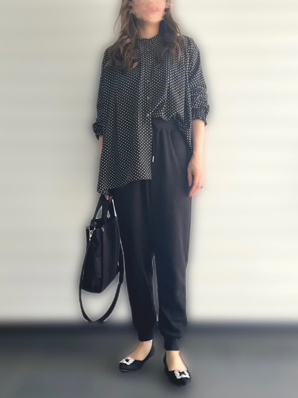 ブラック系のシャツ/ブラウス、ブラック系のパンプスを着用したレディースの夏コーディネートの1枚目の写真