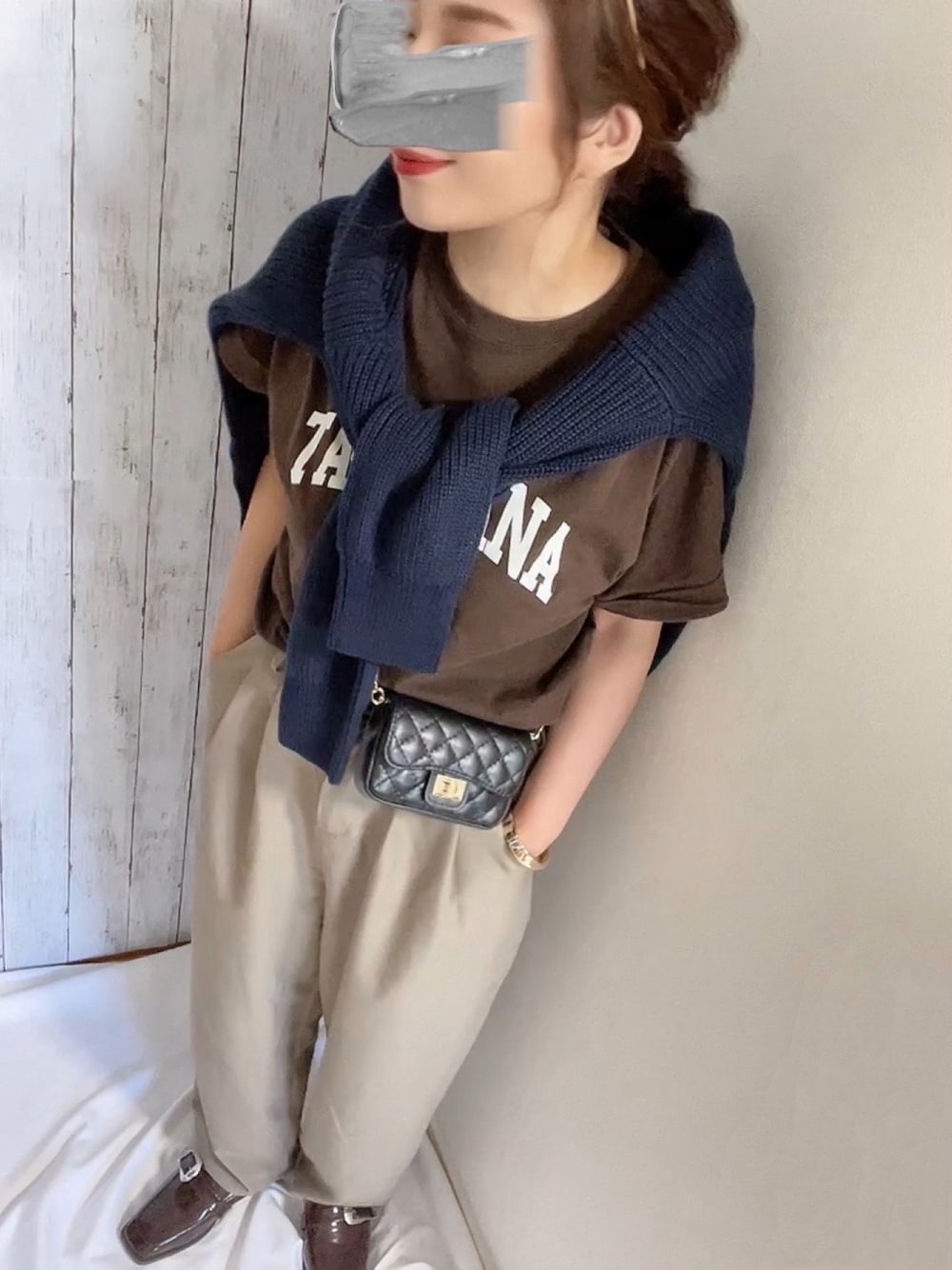 ブラウン系のTシャツ/カットソー、グレー系のテーラードジャケット、ブラウン系のローファーを着用したレディースの秋コーディネートの1枚目の写真