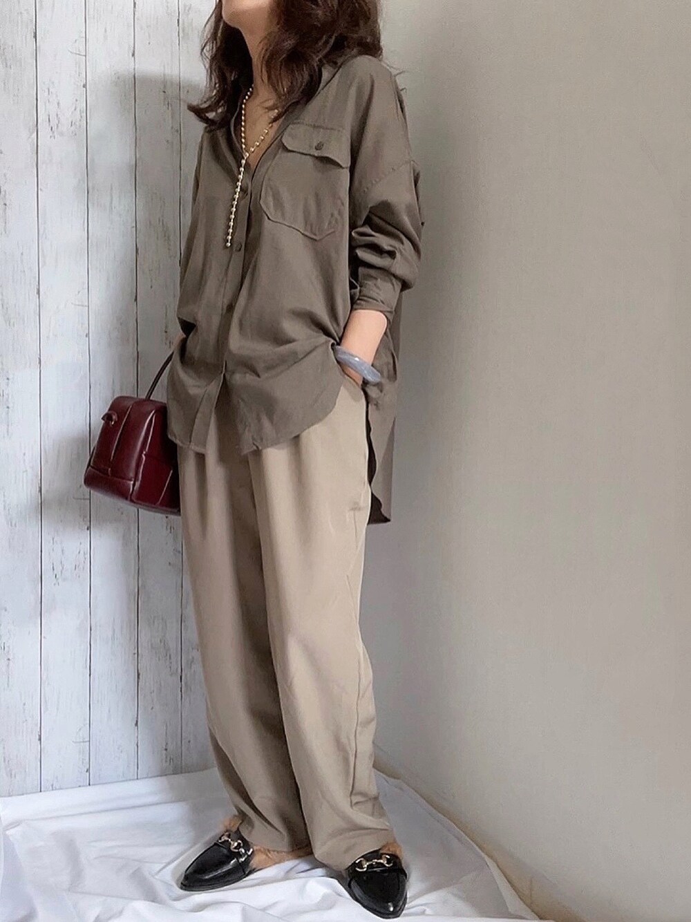 「とろみシャツ、プチプラミックス、シンプル、シンプルコーデ、秋服準備はじめました、メンズライク、ワントーンコーデ、きれいめカジュアル、ローファー、ファー、シャツコーデ、パンツスタイル、大人コーデ、秋コーデ、チェーンネックレス」｜「AMERICAN HOLICの★ポケット付きとろみシャツ（シャツ/ブラウス、ブラウン系）」を使った、めるもさん（レディース・158cm）の秋コーディネートの1枚目の写真