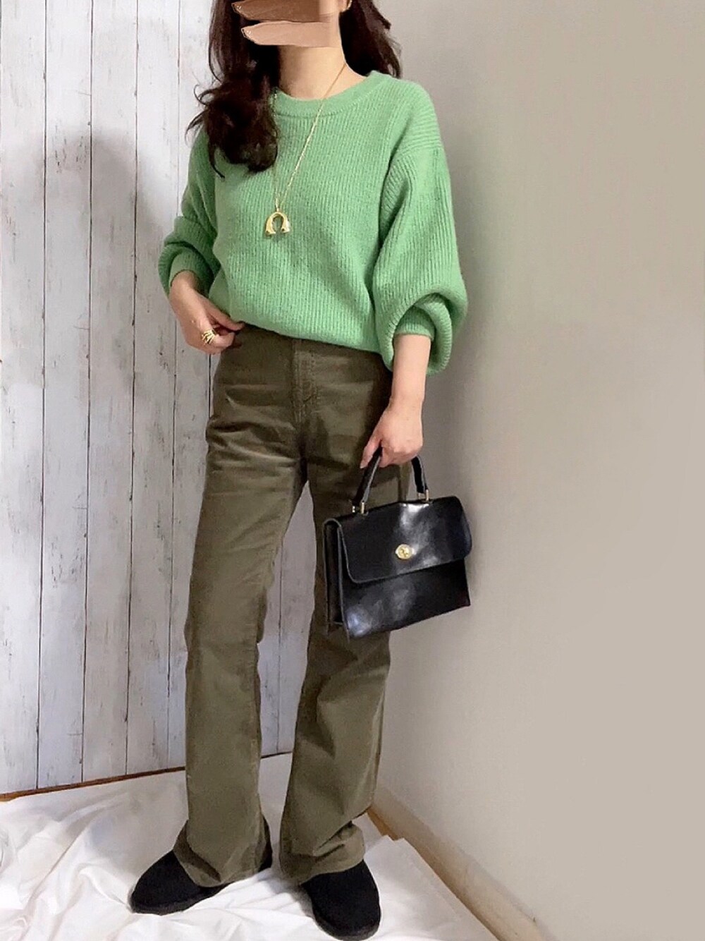 「カラーニット、GUコーデ、プチプラコーデ、プチプラ、フレアパンツ、ワントーンコーデ、シンプルコーデ、大人コーデ、emu、コーデュロイ、コーデュロイパンツ、コーデュロイフレアパンツ、グリーンコーデ、休日コーデ、イヤーカフ」｜「GUのXL 1990円（ニット/セーター、グリーン系）」を使った、めるもさん（レディース・158cm）の冬コーディネートの1枚目の写真