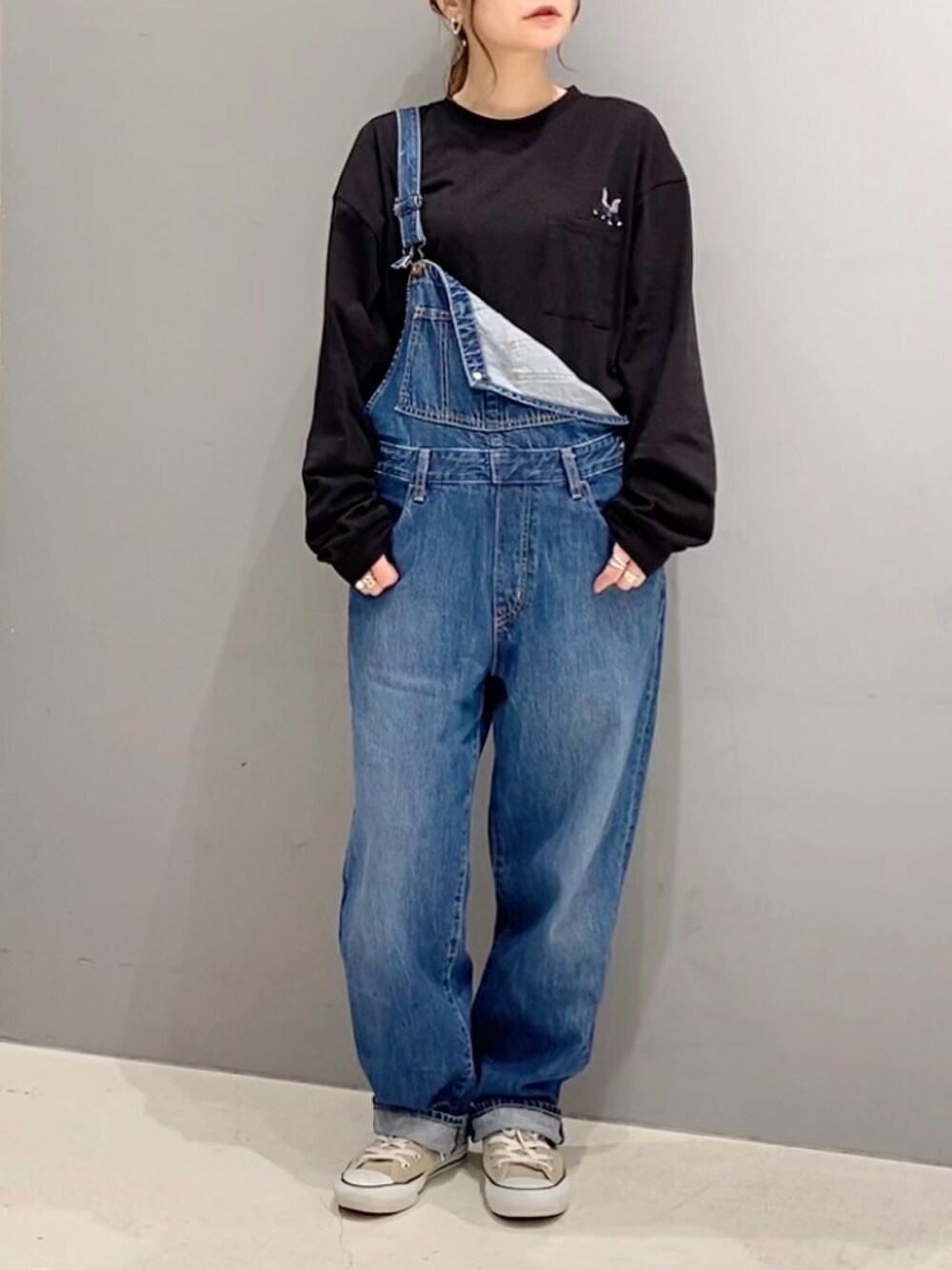 「デニム、コンバース、サロペット、オーバーオール、大人カジュアル、メンズライク、シンプルコーデ、CRAFT STANDARD BOUTIQUE、wearhalloween2021、秋トレンド2021」｜「SEVENDAYS=SUNDAYのワンポイント刺繍ポケット-TEE　＊（Tシャツ/カットソー、ブラック系）」を使った、あさみさん（レディース・156cm）の秋コーディネートの1枚目の写真