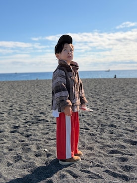 「yonkonのアイテム（パンツ、レッド系）」を使った、zeeeeenさん（キッズ・100cm）の春コーディネート