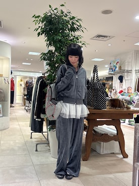 「FILA（フィラ）の【FILA別注】ドットベロアパンツ（その他パンツ、グレー系）」を使った、コウメさん（レディース・155cm）の秋コーディネート