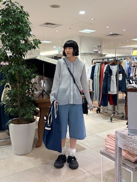 「CIAOPANIC TYPY（チャオパニックティピー）の襟付きプリーツカットレースシアーカーデ（シャツ/ブラウス、ブルー系）」を使った、コウメさん（レディース・155cm）の春コーディネート