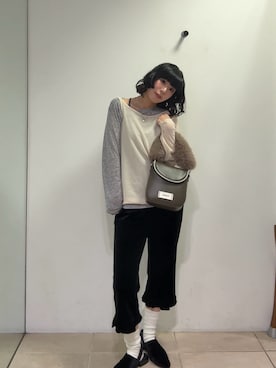 「WILLOW（ウィロー）の【willow】無地／小花柄ベロアカプリパンツ（その他パンツ、ブラック系）」を使った、コウメさん（レディース・155cm）の秋コーディネート