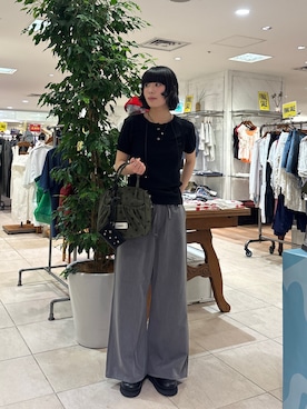 「CIAOPANIC TYPY（チャオパニックティピー）の【新色登場/美脚見え/3サイズ展開】柔らかルーズフレアイージーパンツ（デニムパンツ、グレー系）」を使った、コウメさん（レディース・155cm）の夏コーディネート