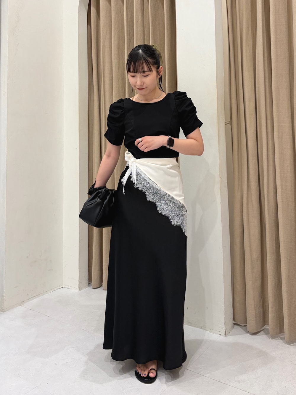 ブラック系のTシャツ/カットソー、ブラック系のスカート、ブラック系のショルダーバッグを着用したレディースの夏コーディネートの1枚目の写真