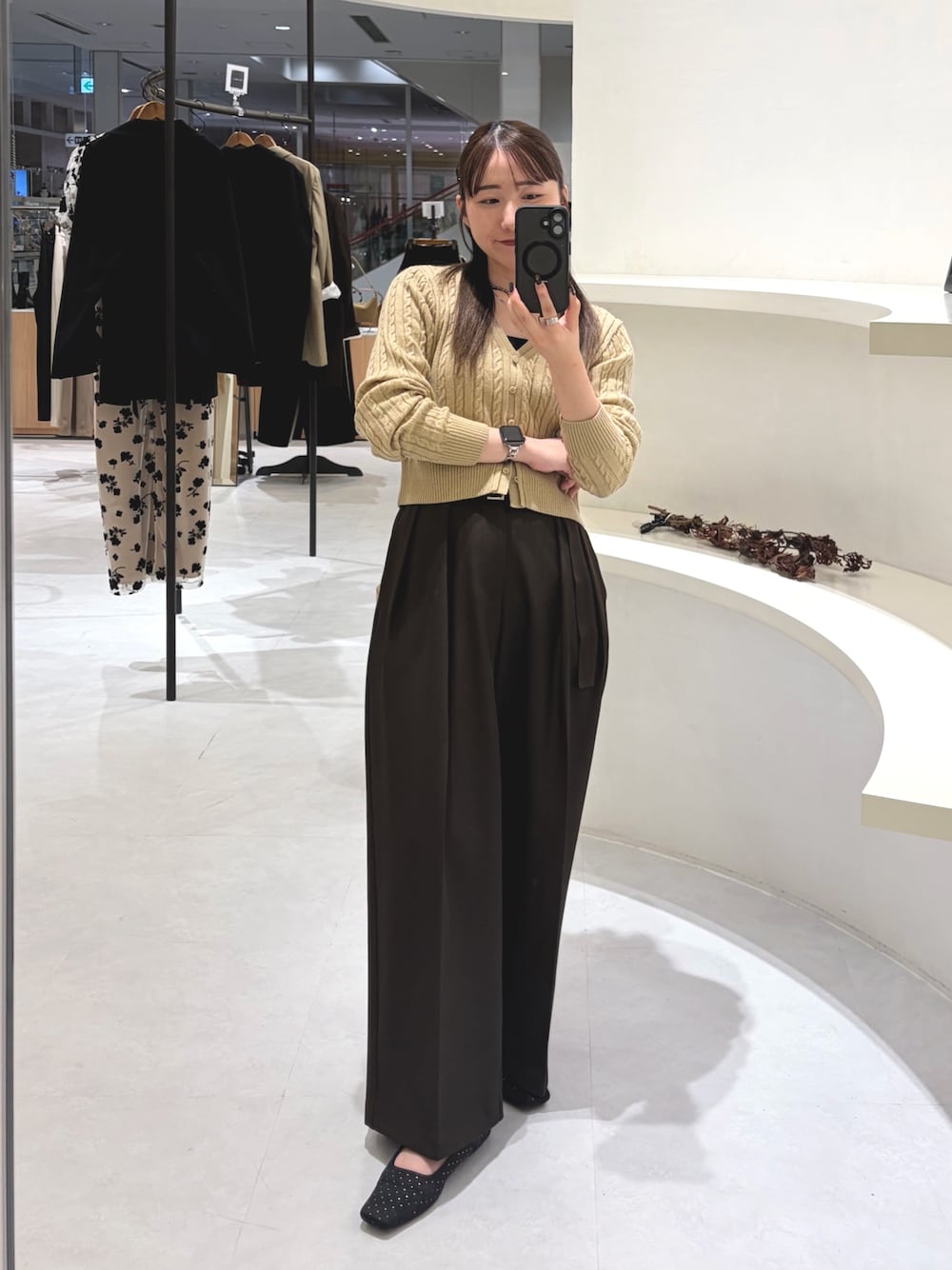 ブラウン系のその他パンツ、ベージュ系のカーディガン/ボレロ、ブラック系のパンプスを着用したレディースの秋コーディネートの1枚目の写真