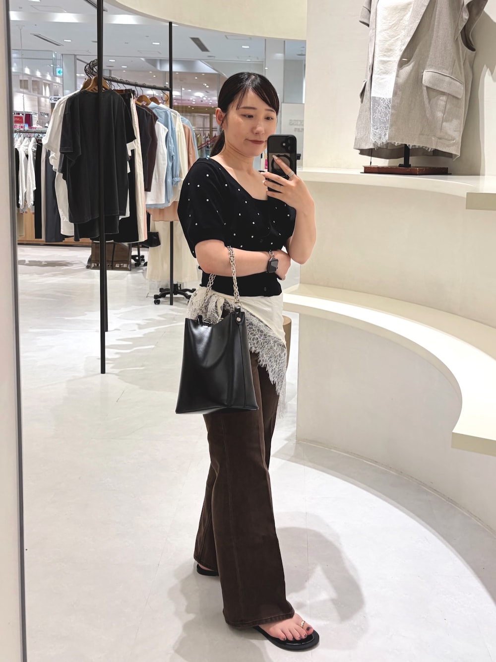 ブラック系のTシャツ/カットソー、ブラウン系のデニムパンツ、ブラック系のショルダーバッグを着用したレディースの夏コーディネートの1枚目の写真