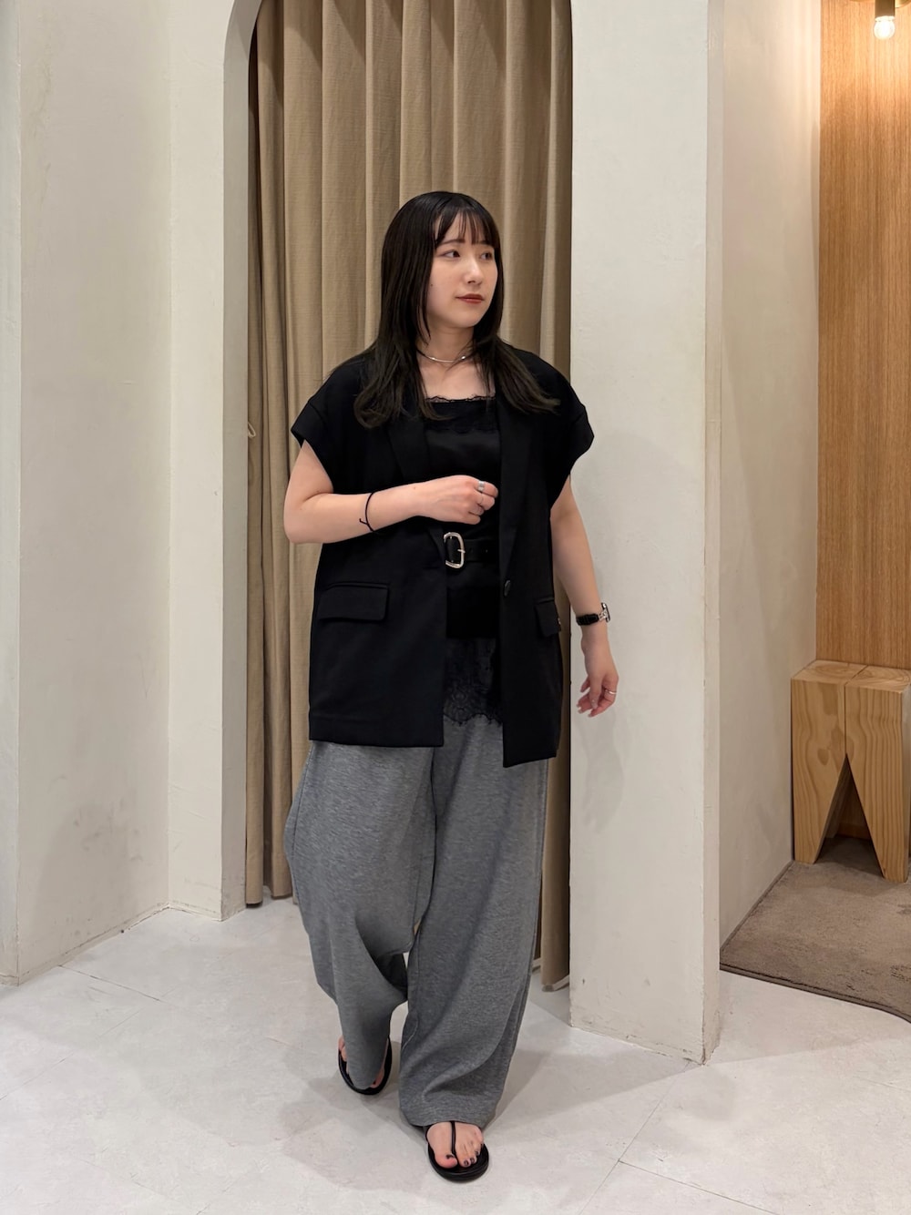 グレー系のその他パンツ、ブラック系のトップス、ブラック系のパンプスを着用したレディースの夏コーディネートの1枚目の写真