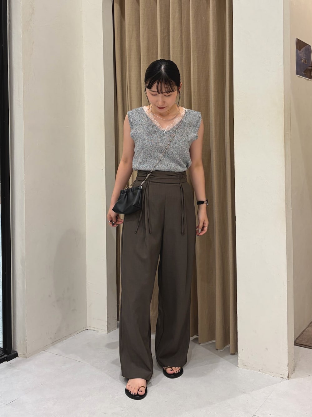 グレー系のニット/セーター、ブラウン系のその他パンツ、ブラック系のパンプスを着用したレディースの夏コーディネートの1枚目の写真