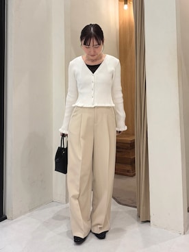 「CAPRICIEUX LE'MAGE（カプリシューレマージュ）の〈C.L〉パイピングラインパンツ（その他パンツ、ベージュ系）」を使った、ari___yamamotoさん（レディース・150cm）の秋コーディネート