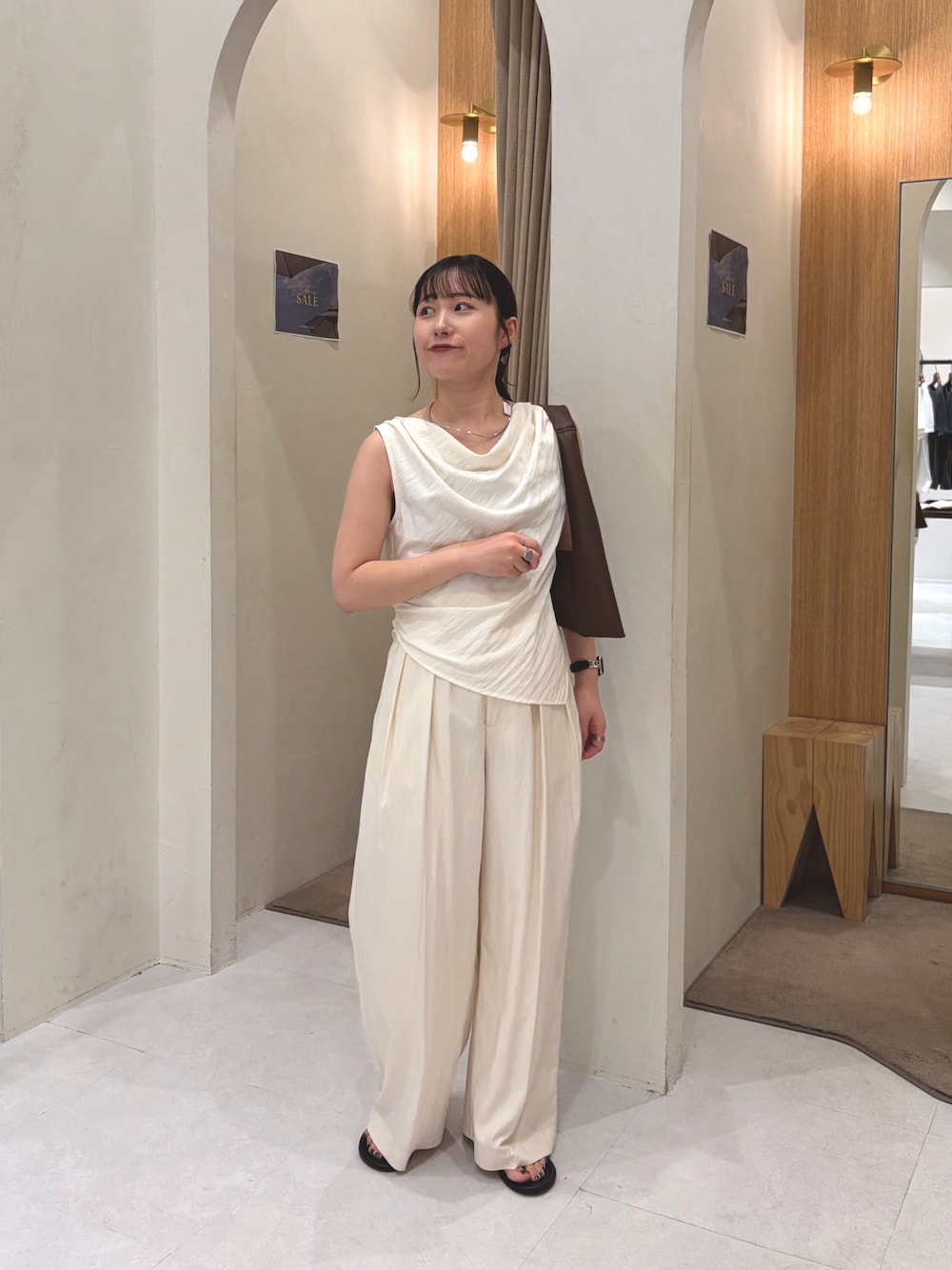 ホワイト系のシャツ/ブラウス、ブラウン系のショルダーバッグ、ホワイト系のその他パンツを着用したレディースの夏コーディネートの1枚目の写真