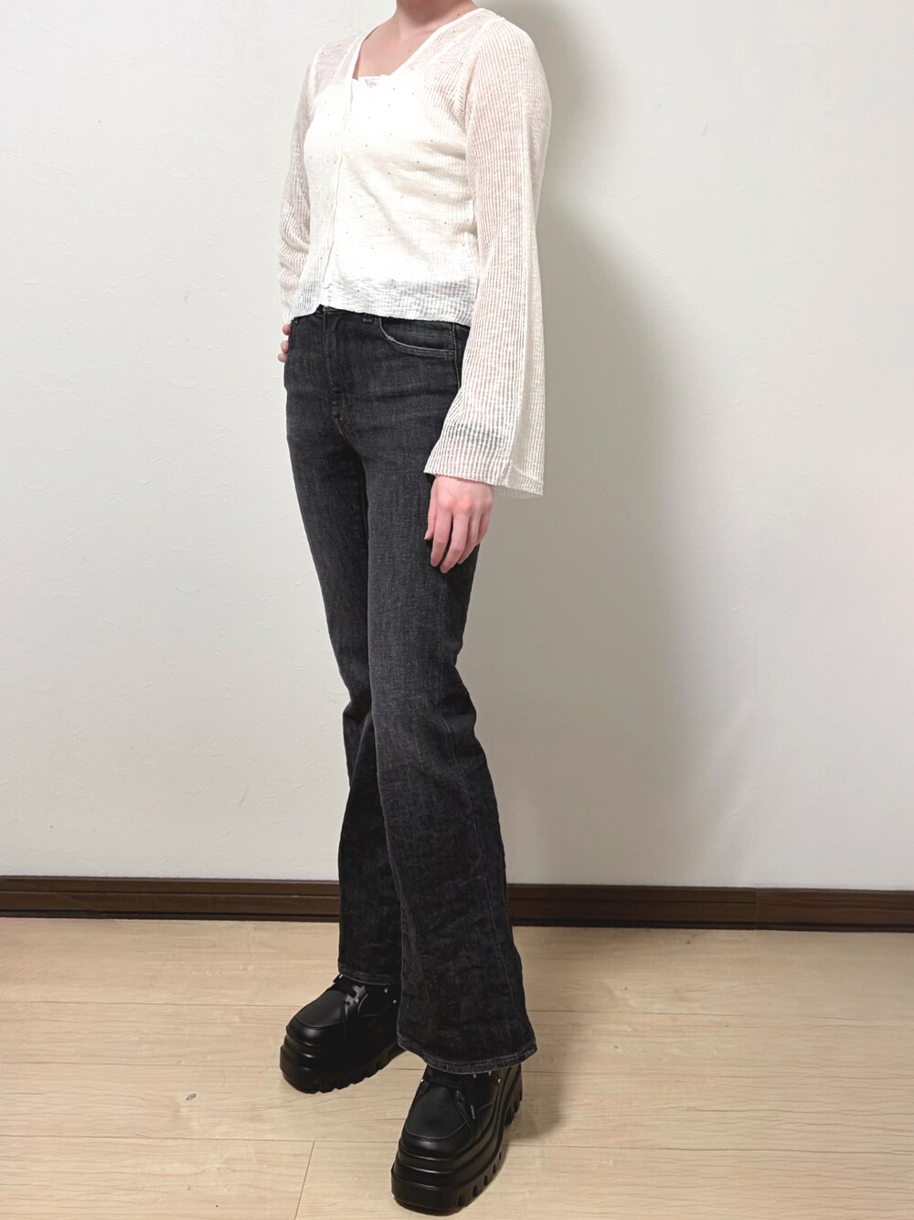 ホワイト系のカーディガン/ボレロ、ブラック系のスニーカー、ホワイト系のキャミソールを着用したレディースの夏コーディネートの1枚目の写真