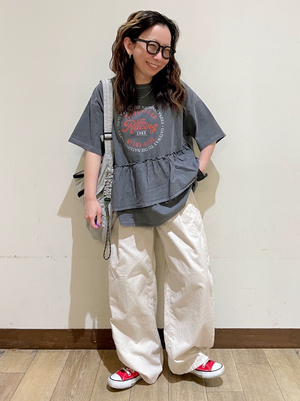 グレー系のTシャツ/カットソー、ホワイト系のその他パンツ、グレー系のショルダーバッグを着用したレディースの夏コーディネートの1枚目の写真